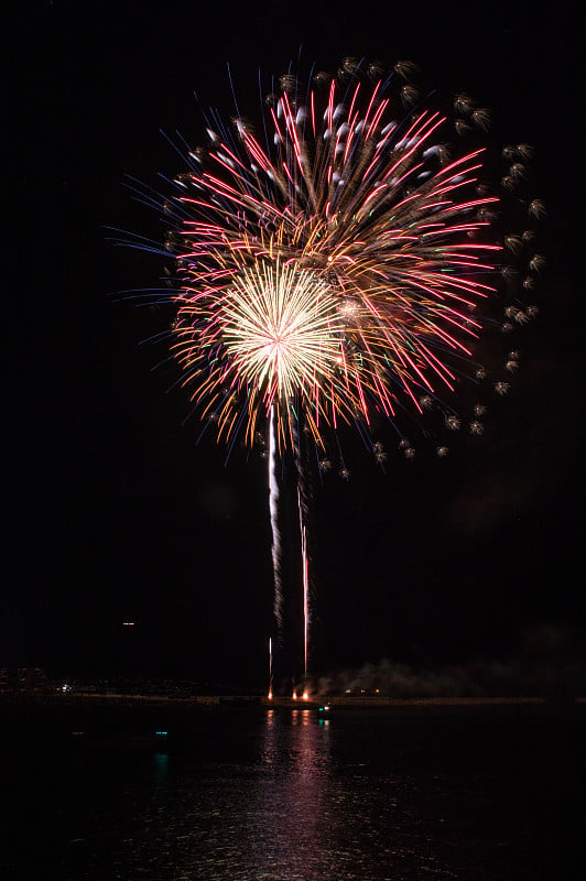 马瑞德雷海湾的烟花敲响了2019年的新年钟声