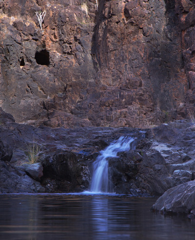 大加那利岛南部的Barranco del Toro度假村周围的徒步旅行路线，到处都是洞穴和岩洞，靠近