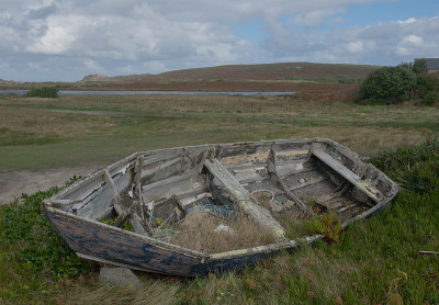 一艘木船在海岸上的Bryher岛在锡利岛，英格兰，英国