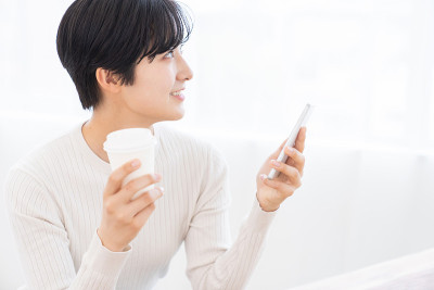 有魅力的亚洲女人看智能手机