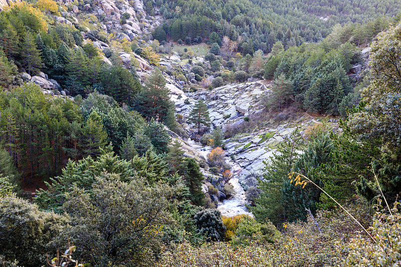 位于马德里山区的La Pedriza河，以大型花岗岩为特征