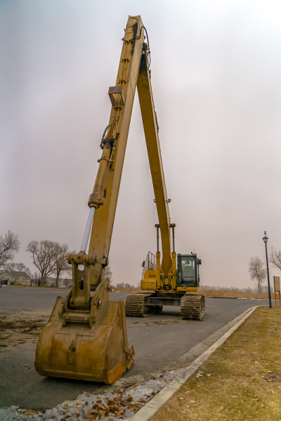 挖掘机在以天空为背景的道路上