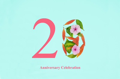 一张浅蓝色背景的卡片，上面有花和叶子，是纪念20周年的。一抹粉色，一种自然的味道。