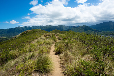 在夏威夷瓦胡岛凯卢阿的Ka'Iwa山脊徒步