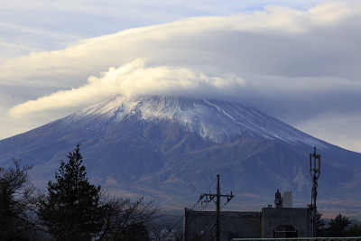 秋日云下的富士山。