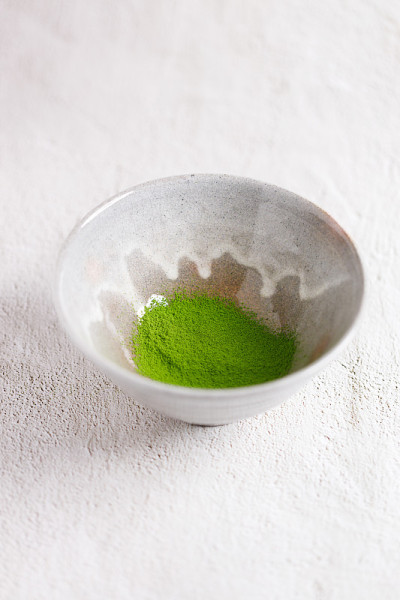 碗里的绿色抹茶
