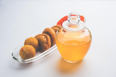 德西酥油配印度甜品，如Gujiya, Motichoor laddu和imarti或Jalebi