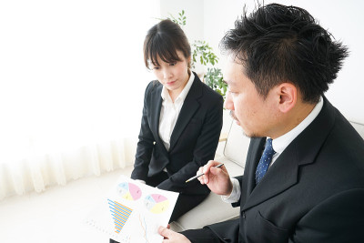 商务人士在办公室开会