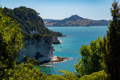 Chathdral湾，Coromandel，新西兰北岛旅游目的地的美丽的一天。
