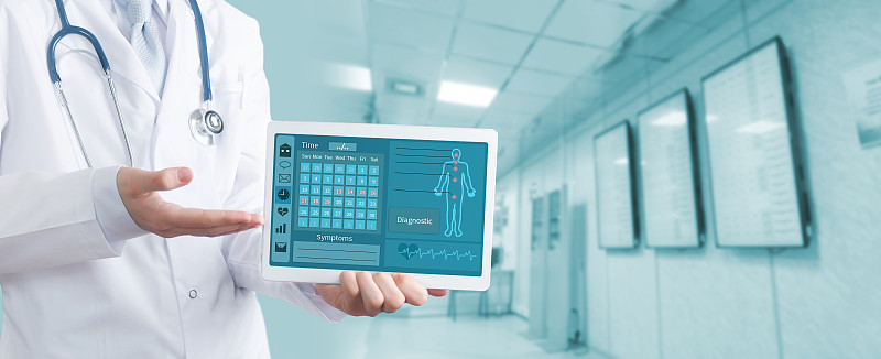 医生使用数字平板电脑。医疗保健和医学概念。