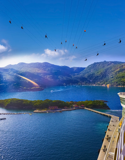 人们在加勒比海高空滑索