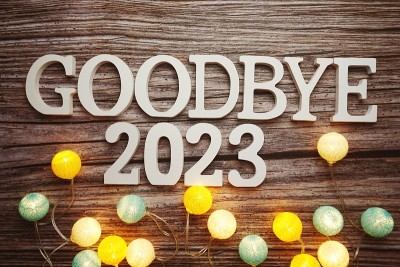 再见2023字母与棉球LED装饰木制背景
