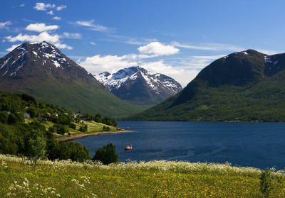 挪威美丽的山景和海景