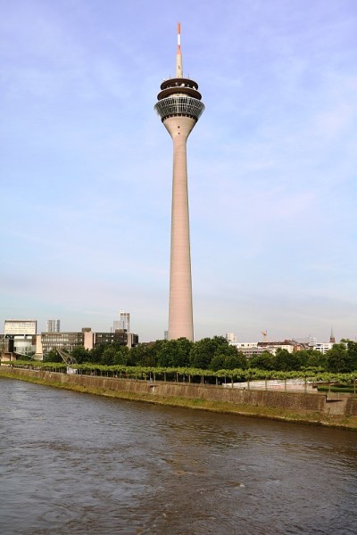 德国莱茵河上的Düsseldorf塔