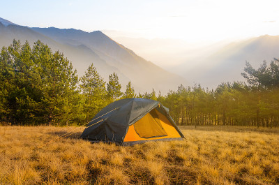 清晨旅游帐篷停留在山间山谷，旅游景区