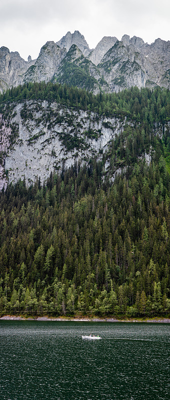 紧邻戈索泽湖的群山