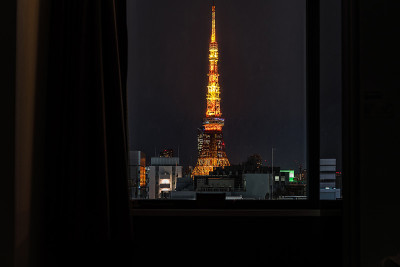 亚洲房地产和企业建设的商业概念-日本东京滨松町的夜空和阳光下的城市全景鸟瞰图