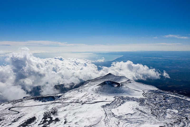 埃特纳山雪山的鸟瞰图。意大利西西里岛屿