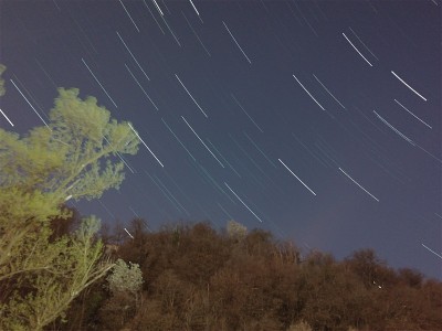 地球在夜间的运动和恒星的轨迹