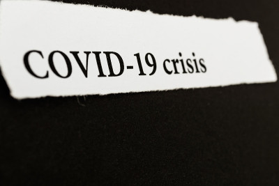 从报纸上截取的冠状病毒突发新闻标题。