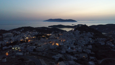 伊俄斯岛上的乔拉村的夜景