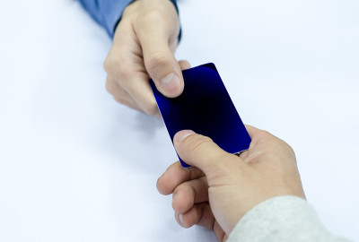 将信用卡交给收银员