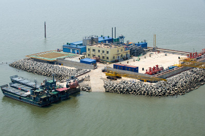 石油从上面流入大海。