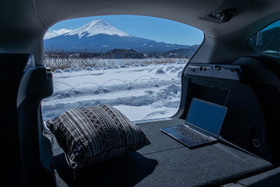 冬天在富士山脚下的车里远程工作