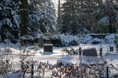 在Bünde的老墓地里立冬。一切都被雪覆盖着，非常平静。