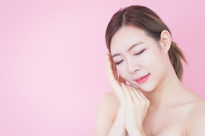 年轻的白种人妇女微笑与干净的新鲜皮肤的脸