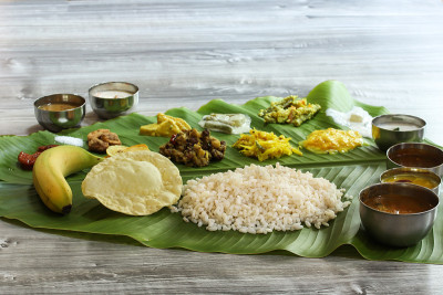 传统的喀拉拉邦Onam Sadya在节日期间供应芭蕉叶/素食饭煮米饭咖喱饭和Papad