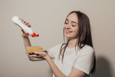 女孩倒洗洁精