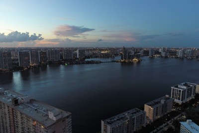 海景日落鸟瞰图。阳光群岛海滩，迈阿密，美国。伟大的景观。假期旅行。热带旅行。