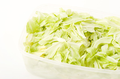 塑料容器中的碎卷心菜