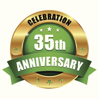 金色和绿色的35周年纪念徽章和丝带