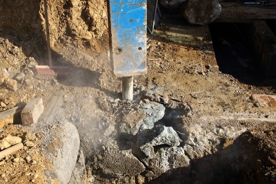 在建筑工地用大凿子进行拆卸工程