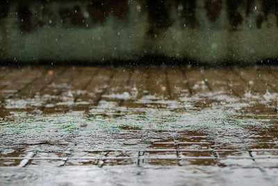 雨落在城市室外城市的广场地面上