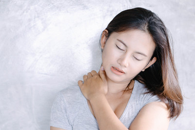 近距离妇女抱脖子与疼痛，健康护理和医疗概念