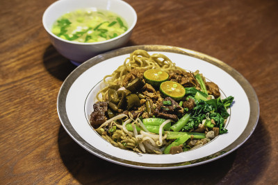 面条配鸡肉和肉