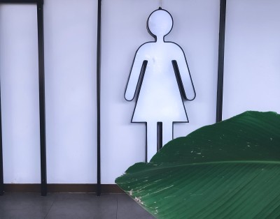 厕所前的女士象征。