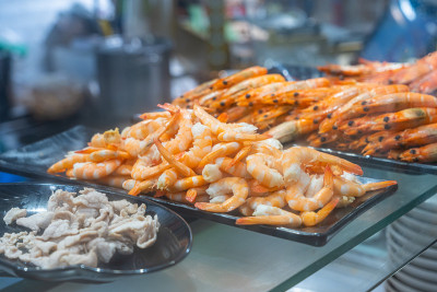 食材为鲜煮虎虾及猪肉排