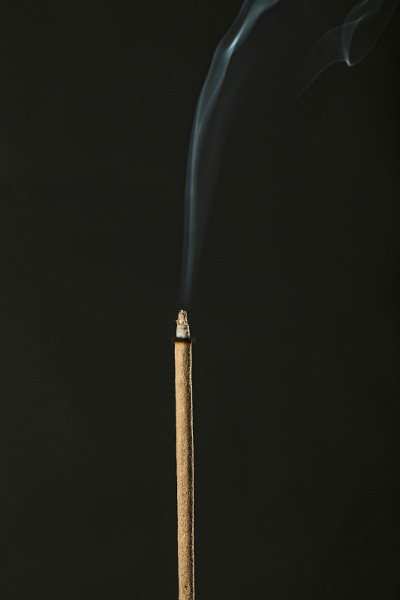 熏香与一些在黑暗背景(静物)