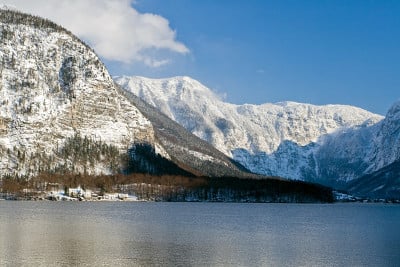 雪后的奥地利哈斯达特湖