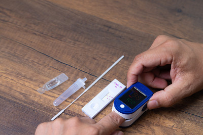 脉氧仪用于测量脉率和2019冠状病毒血氧水平的检测。