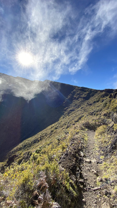 在haleakalā国家公园的步道和云