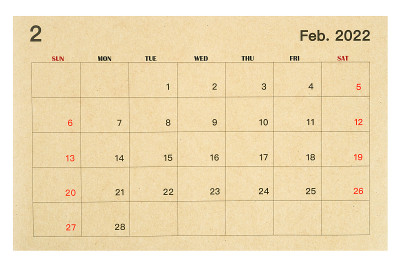 2022年2月棕色日历，由再生纸制成，孤立在白色背景上。