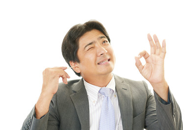 男人清理耳朵