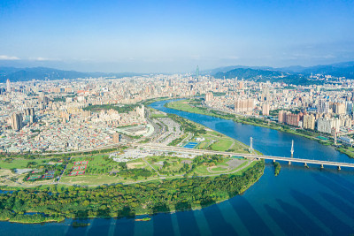台北城市鸟瞰图-亚洲商业概念图像，白天和蓝天下的全景现代城市景观建筑鸟瞰图，拍摄于台湾台北。