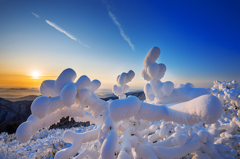 冬天，韩国的德女山被雪覆盖。