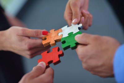 一群正在拼拼图的商人